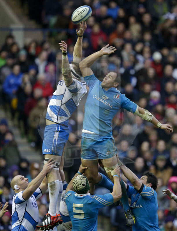 RBS 6 Nazioni 2013, Edimburgo, Murrayfield Stadium, 9-02-2013, Scozia v Italia. Parisse e Brown in touche