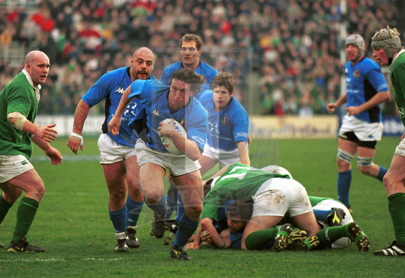 2002 Lloyds TSB Six Nations, Roma, stadio Flaminio 03/02/2001, Italia v Irlanda, la corsa verso la meta di Mauro Bergamasco. Foto Daniele Resini/Fotosportit