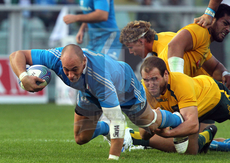 Cariparma test match 2013, Torino 9 novembre 2013, Italia v Australia, Sergio Parisse non sfugge a Ben Alexander.