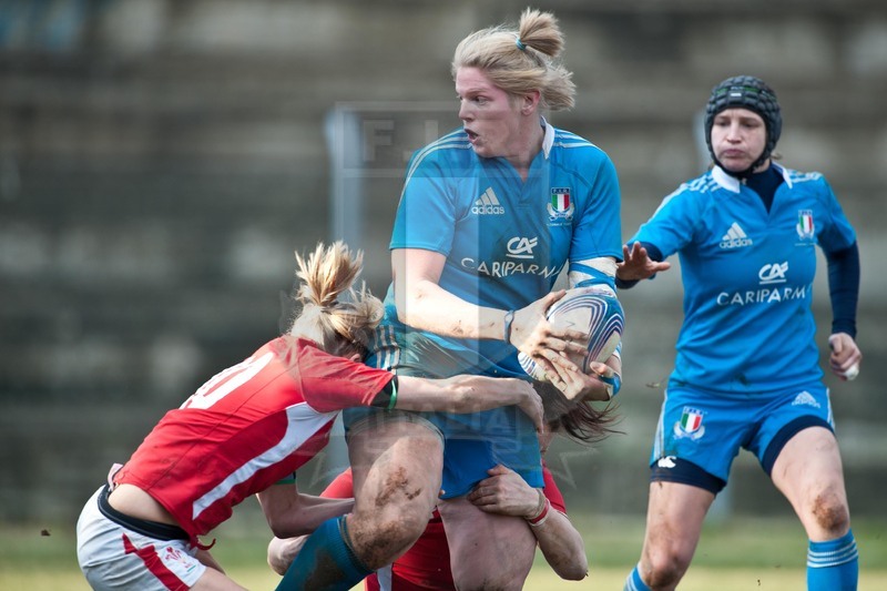 RBS 6 Nazioni Femminile 2013, Benevento, Campo Pace Vecchia, 24-02-2013, Italia v Galles. Flavia Severin placcata da due avversarie. In sostegno, Paola Zangirolami.