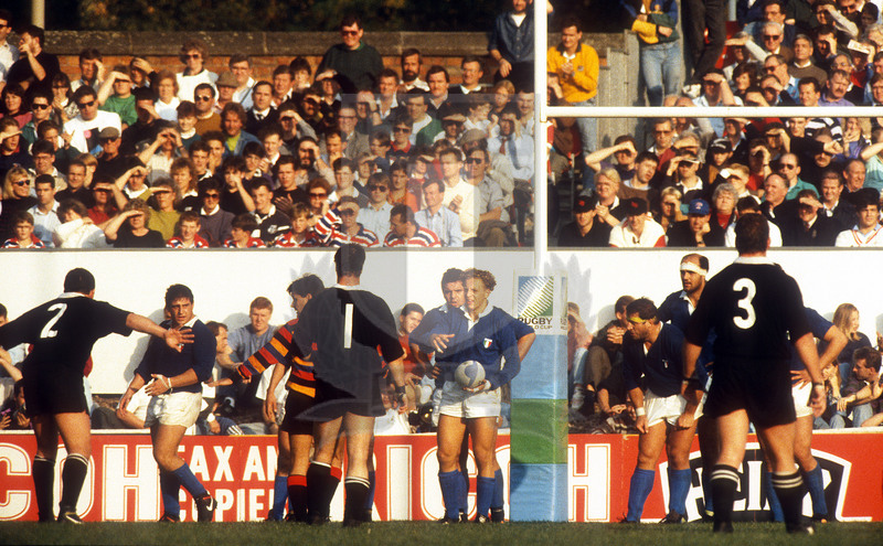 Rugby World Cup 1991, Pool 1, Leicester, Welfor Road 1310/1991, Italia v Nuova Zelanda, Paolo VBaccari si prepara a un calcio tattico. Foto Daniele Resini/Fotosportit