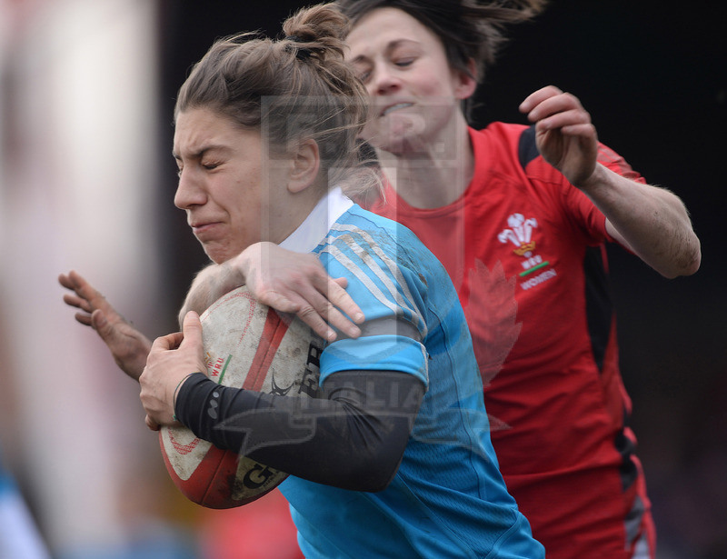 Rbs 6 Nazioni Donne, Abevaron, Talbot Athletic Ground 02/02/2014, Galles v Italia, Sofia Stefan placcata alta da Laurie Harries.