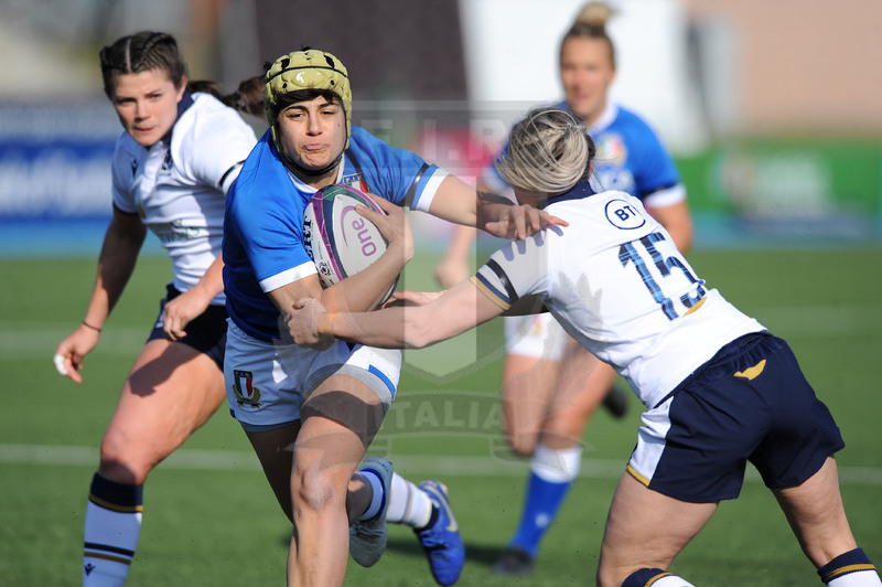 Guinness Sei Nazioni Donne 2021, Glasgow, Scoststoun Stadium 17/04/2021, Scozia Donne v Italia Donne, Beatrice Rigoni si libera di Chloe Rollie e corre verso la meta. Foto David Gibson/Fotosportit