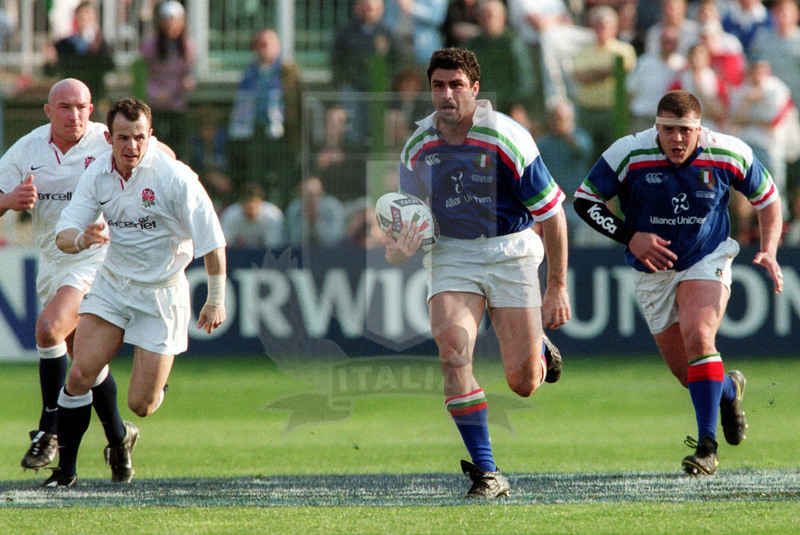 Lloyds TSB Sei Nazioni 2000, Round 4, Roma, stadio Flaminio 18/03/2000, Italia v Inghilterra, break di Nick Zisti. Lo Cicero sostiene. Foto Daniele Resini/Fotosportit