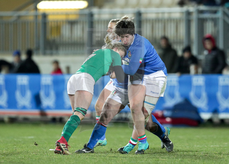 Guinness Sei Nazioni 2019 Donne, Round 3, Parma, Stadio Lanfranchi, 23/02/2019, Italia Donne v Irlanda Donne. Valentina Ruzza attacca Claire Molloy. Foto Roberto Bregani/Fotosportit