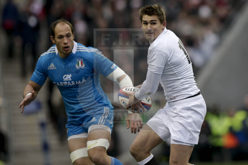 RBS 6 Nazioni 2013, Londra, Twickenham Stadium, 10-03-2013, Inghilterra v Italia. Toby Flood cerca un compagno a cui pasare l\