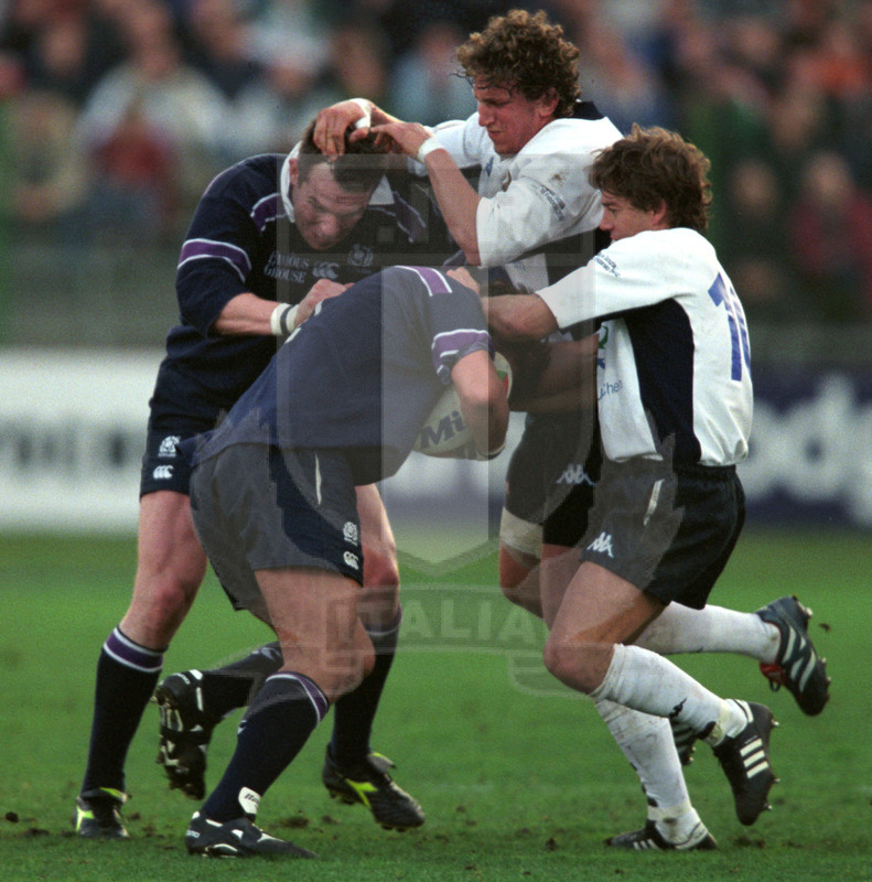 Rbs Sei Nazioni 2002, Roma, stadio Flaminio 16/02/2002, Italia v Scozia, Diego Dominguez e Mauro Bergamasco contendono palla. Foto Daniele Resini/Fotosportit