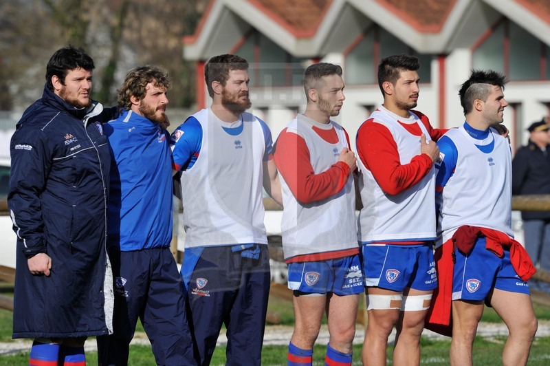 Finale Trofeo Eccellenza, Rovigo,stadio Battaglini,8-02-2014,Rovigo v FiammeOro. I giocatori in panchina del Rovigo cantano l\