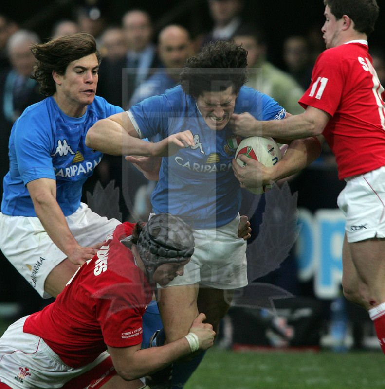 Sei Nazioni 2007, Roma, stadio Flaminio 10/03/2007, Italia v Galles, Alessandro Zanni forza un placcaggio. Foto Daniele Resini/Fotosportit