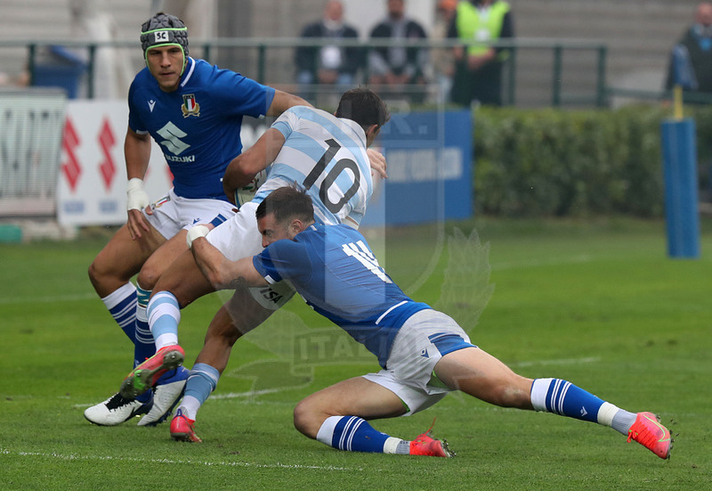 Autumn Nations Series 2021, Treviso, stadio di Monigo 13/11/2021, Italia v Argentina, Santiago Carreras fermato da Edoardo Padovani. Accorre Ignacio Brex. Foto Daniele Resini/Fotosportit