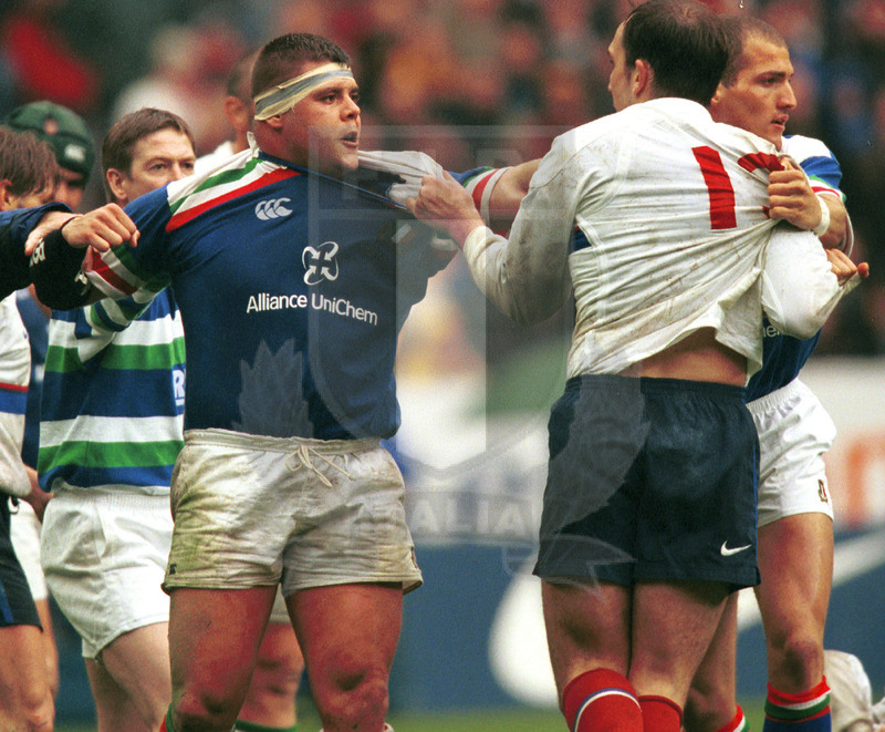 Lloyds TSB Sei Nazioni 2000, Round 5, Parigi, Stade de France 01/04/2000, Francia v Italia, scambio di colpi fra Andrea Lo Cicero e Dourthe. Foto Daniele Resini/Fotosportit