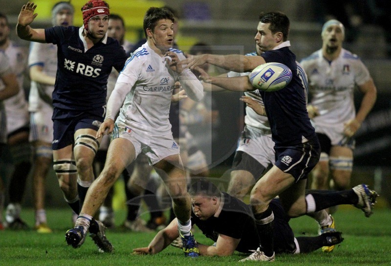Rbs 6 Nazioni Under 20, Fontanafredda 21/02/2014, Italia U20 v Scozia U20, Maicol Azzolini passa palla attaccato da Young.