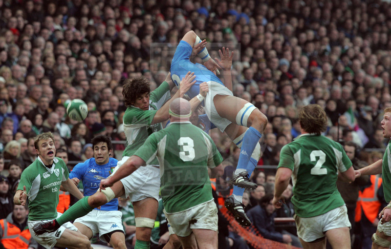 Sei Nazioni 2006, Dublino, Lansdowne road 04/02/2006, Irlanda v Italia, lotta su un pallone volante. Foto Daniele Resini/Fotosportit