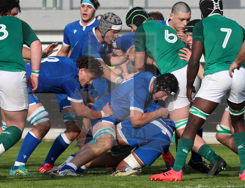 Test match U18, Trviso, stadio di Monigo, Italia U18 v Irlanda U18, ruck azzurra. Foto Daniele Resini/Fotosportit
