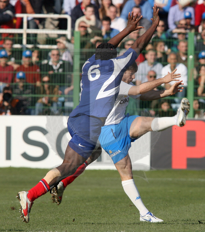Sei Nazioni 2007, Roma, stadio Flaminio 03/02/2007, Italia v Francia, calcio tattico di Ramiro Pez ostacolato da Nyanga. Foto Daniele Resini/Fotosportit