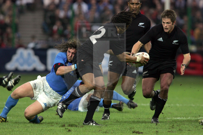 Jaguar Test match 2004, Roma, stadio Flaminio 13/11/2004, Italia v Nuova Zelanda, Tana Umaga ricicla su Richie McCaw. Foto Daniele Resini/Fotosportit