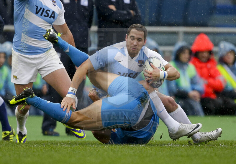 Cariparma Test Match 2013, Roma, Stadio Olimpico, 23-11-2013, Italia v Argentina. Joaquin Tuculet viene messo a terra da Giovanbattista Venditti Foto Roberto Bregani / Fotosportit