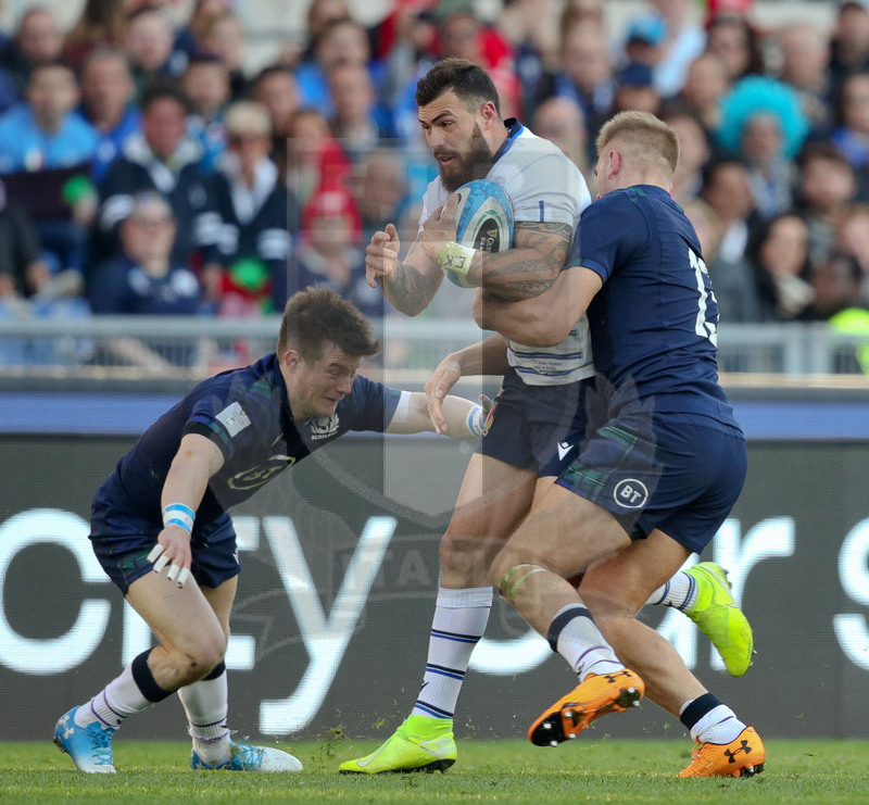 Guinness Sei Nazioni 2020, Round 3, Roma, Stadio Olimpico, 22/02/2020, Italia v Scozia. Jayden Hayward viene braccato da Chris Harris e George Horne. Foto Roberto Bregani/Fotosportit
