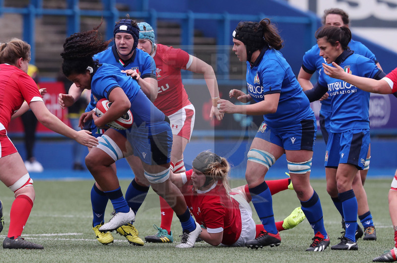 Guinness Sei Nazioni Donne 2020, Cardiff, Arms Park 02/02/2020 Galles Donne v Italia Donne, una carica di Giada Franco con Ilaria Arrighetti, Lucia Gai e Sara Barattin.. Foto Daniele Resini/Fotosportit