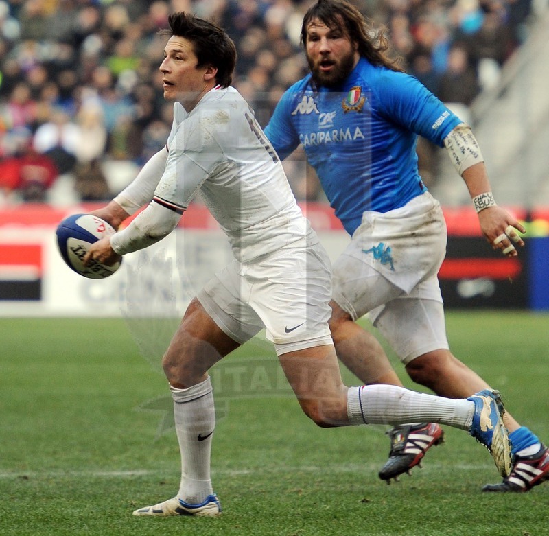 Rbs Sei Nazioni 2012, Round 1, Parigi, Stade de France 04/02/2012, Francia v Italia, François Trinh Duc pressato da Castrogiovanni. Foto Daniele Resini/Fotosportit