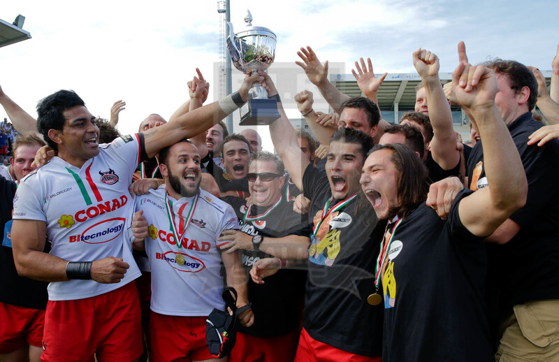 Rugby, Serie A 2015-2016, Finale, Viadana (MN), Stadio Zaffanella, 22-05-2016, Conad Reggio v Tossini Pro Recco. La festa dei giocatori della Conad Reggio al termine della partita. Foto: Roberto Bregani / Fotosportit