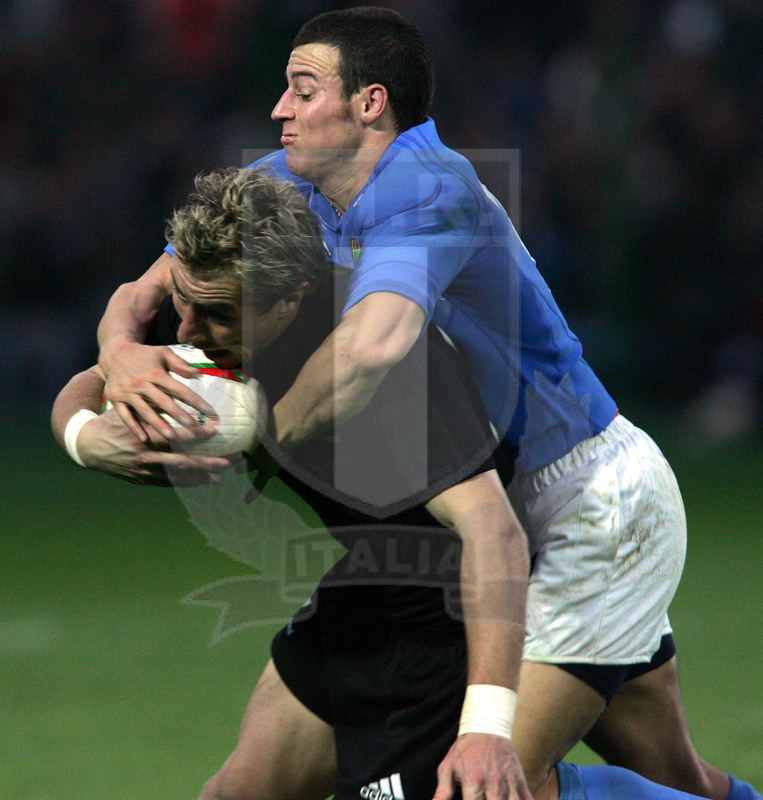 Jaguar Test match 2004, Roma, stadio Flaminio 13/11/2004, Italia v Nuova Zelanda, Justin Marshall placcato alto da Robertson. Foto Daniele Resini/Fotosportit