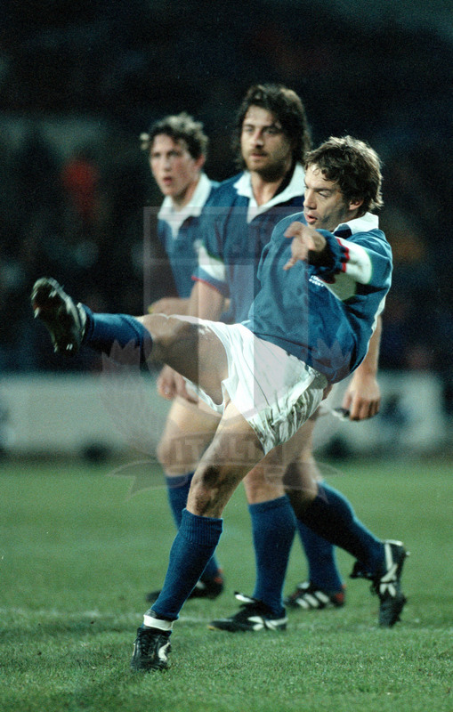 Rugby World Cup 1999, qualificazioni, Huddersfield 22/11/1998, Inghilterra v Italia, Diego Dominguez al calcio tattico. Foto Daniele Resini/Fotosportit