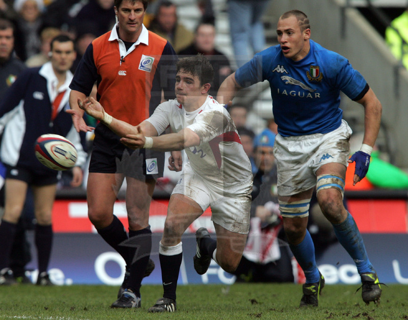 Rbs Sei Nazioni 2005, Londra, Twickenham 12/03/2005, Inghilterra v Italia, apertura di Harry Hellis con la pressione di Sergio Parisse. Foto Daniele Resini/Fotosportit
