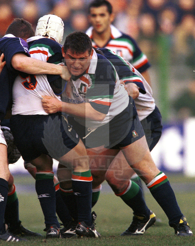 Lloyds TSB Sei Nazioni 2000, Round 1, Roma, stadio Flaminio 05/02/2000, Italia v Scozia, Massimo Cuttitta protegge palla su Troncon. Foto Daniele Resini/Fotosportit