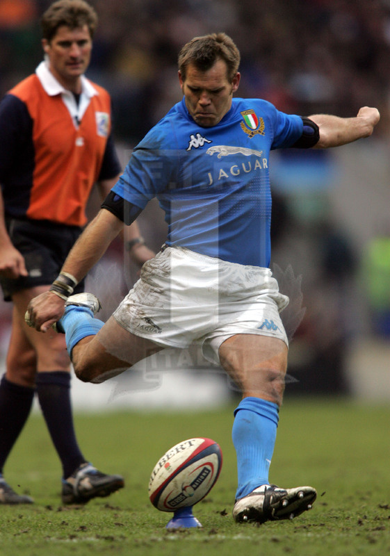 Rbs Sei Nazioni 2005, Londra, Twickenham 12/03/2005, Inghilterra v Italia, Gert Peens al calcio piazzato. Foto Daniele Resini/Fotosportit