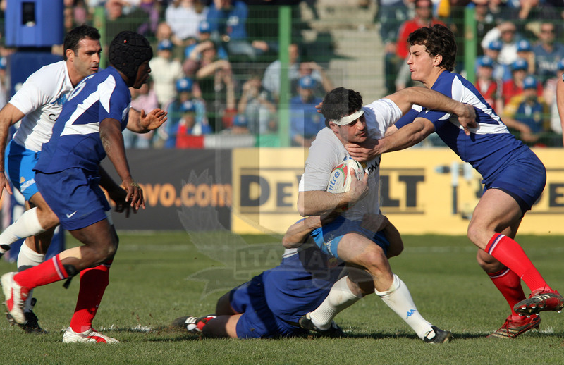 Sei Nazioni 2007, Roma, stadio Flaminio 03/02/2007, Italia v Francia, Andrea Masi, placcato, difende palla da Jauzion. Foto Daniele Resini/Fotosportit