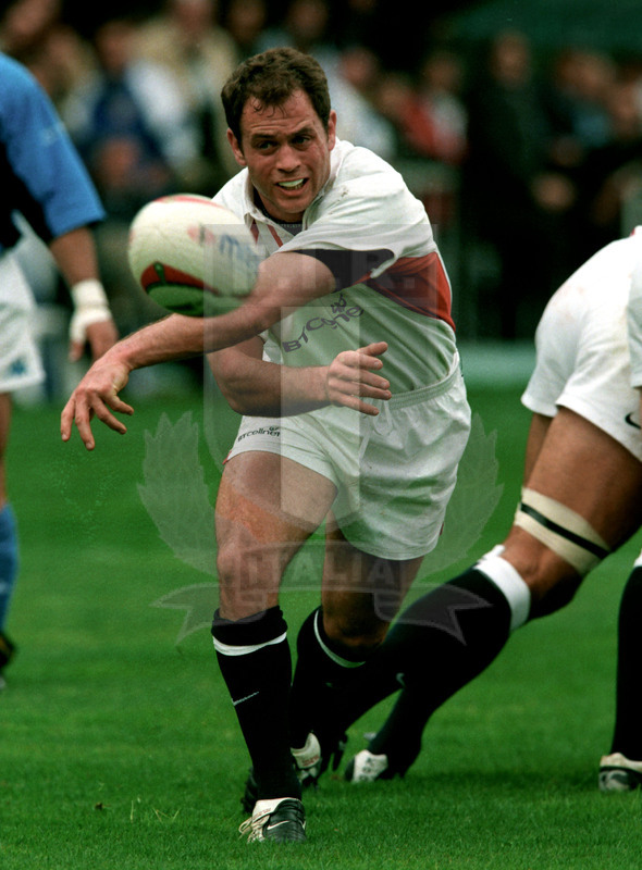 Rbs Sei Nazioni 2002, Roma, stadio Flaminio 07/04/2002, Italia v Inghilterra, apertura del mediano di mischia Bracken. Foto Daniele Resini/Fotosportit