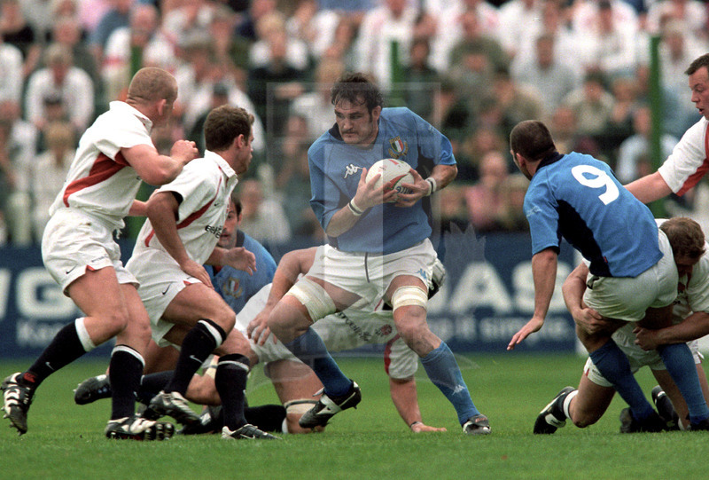 Rbs Sei Nazioni 2002, Roma, stadio Flaminio 07/04/2002, Italia v Inghilterra, Matthew Phillips cerca il break. Foto Daniele Resini/Fotosportit