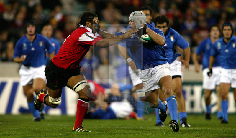 Rugby World Cup 2003, Pool D, Canberra, Canberra Stadium 21/10/2003, Galles v Italia, Alessandro Troncon respinge Colin Charvis. Foto Daniele Resini/Fotosportit