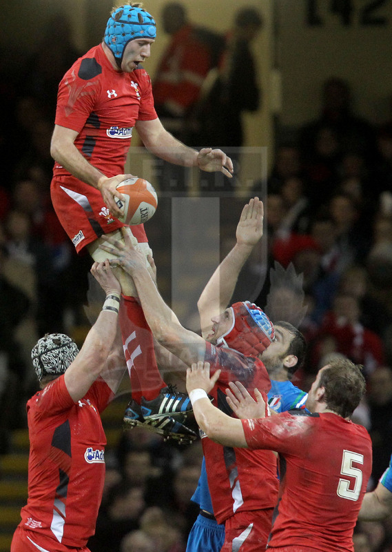 Sei Nazioni 2014, Cardiff. Millennium Stadium, 01/02/2014. Galles v Italia, Justin Tipurich conquista touche. Foto Daniele Resini/Fotosportit