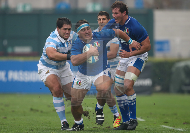 Autumn Nations Series 2021, Treviso, Stadio di Monigo, 13-11-2021, Italia vs Argentina. Ivan Nemer tenta il breack. Foto: Roberto Bregani/Fotosportit
