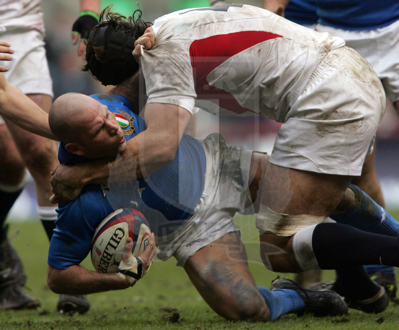 Rbs Sei Nazioni 2005, Londra, Twickenham 12/03/2005, Inghilterra v Italia, Alessandro Troncon portato a terra da Danny Grewcock. Foto Daniele Resini/Fotosportit