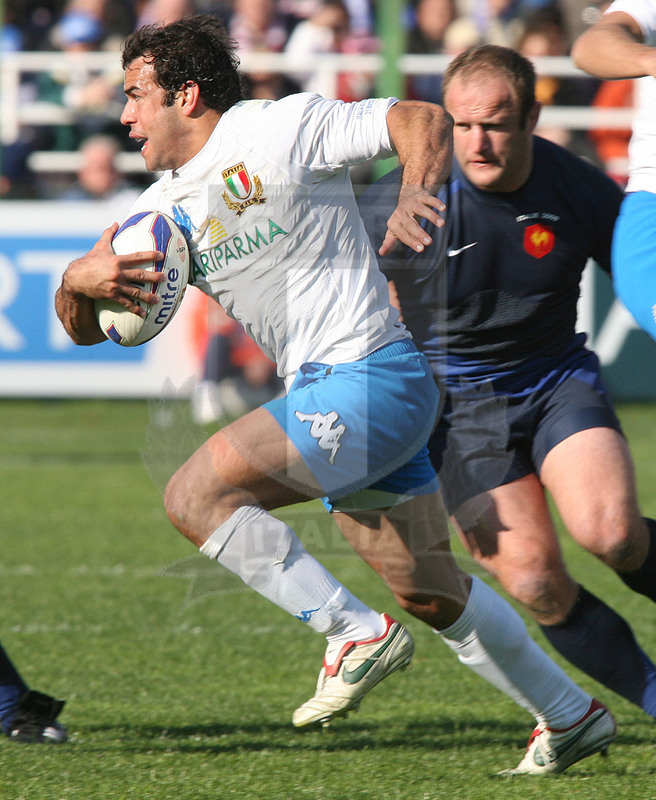Rbs Sei Nazioni 2009, Roma, stadio Flaminio 21/03/2009, Italia v Francia, Gonzalo Canale sfugge a Servat. Daniele Resini/Fotosportit