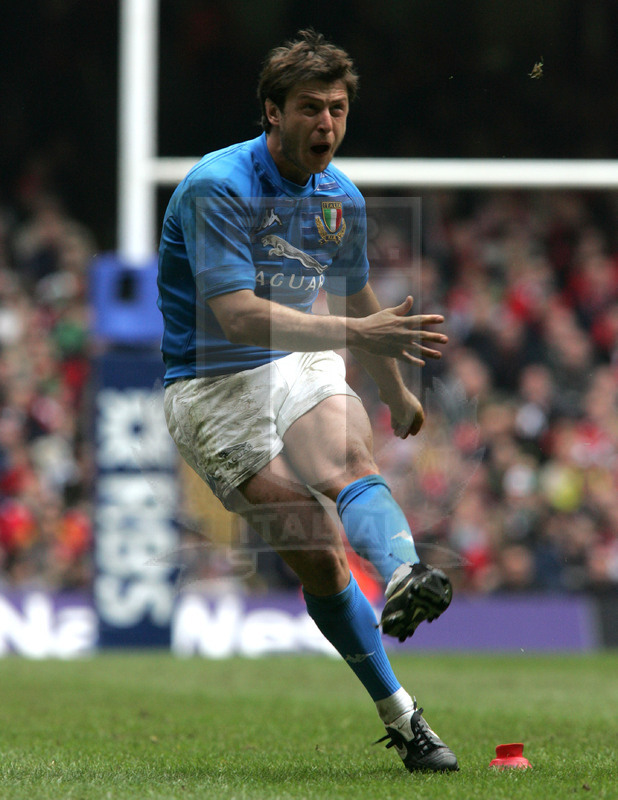 Rbs Sei Nazioni 2006, Round 3, Cardiff, Millennium Stadium 11/03/2006, Galle v Italia, Ramiro Pez al calcio piazzato. Foto Daniele Resini/Fotosportit