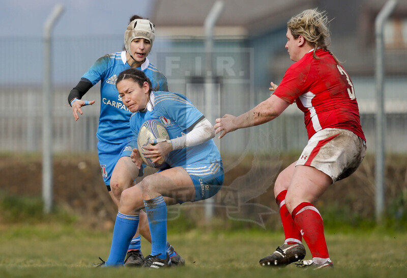 RBS 6 Nazioni Femminile 2013, Benevento, Campo Pace Vecchia, 24-02-2013, Italia v Galles. Veronica Schiavon deve difendersi dall\