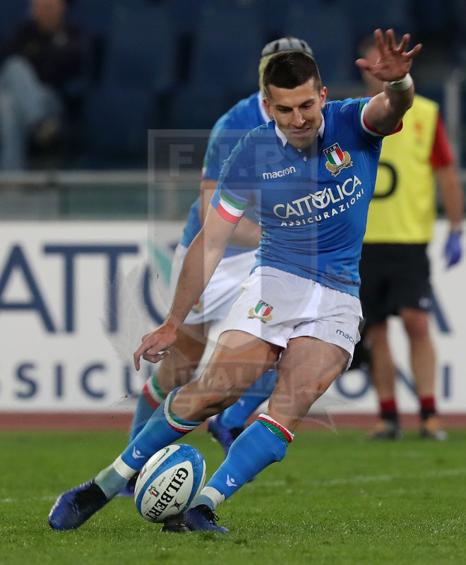 Guinness Sei Nazioni 2019, Round 2, Roma, Stadio Olimpico 09/02/2019, Italia v Galles, Tommaso Allan al calcio piazzato. Foto Daniele Resini/Fotosportit