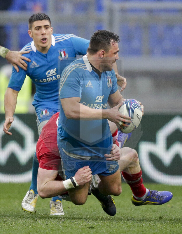 RBS 6 Nazioni 2013, Roma, Stadio Olimpico, 23-02-2013, Italia v Galles. Simone Favaro placcato da un gallese