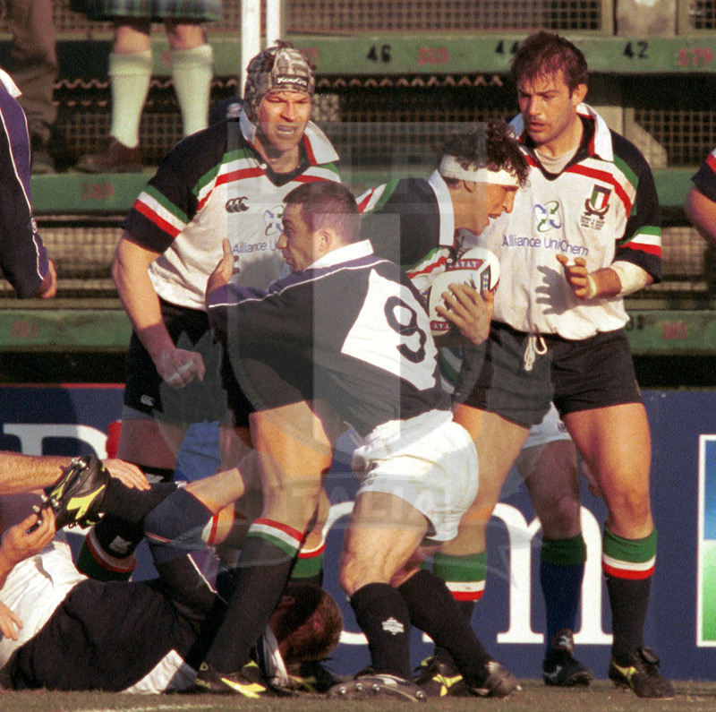 Lloyds TSB Sei Nazioni 2000, Round 1, Roma, stadio Flaminio 05/02/2000, Italia v Scozia, Mauro Bergamasco fermato da Redpath. Foto Daniele Resini/Fotosportit