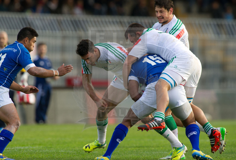 Cariparma test match 2014, Ascoli Piceno 08/11/2014, Italia v Samoa, la grinta difensiva di Simone Favaro in placcaggio su Autogavaia.
