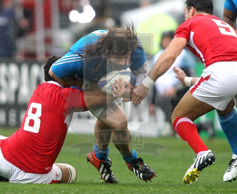 Sei Nazioni 2013, Roma, stadio Olimpico 23/02/2013, Italia v Galles, Martin Castrogiovanni affrontato da Ryan Jones e Phillips.