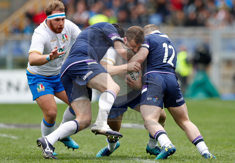 Natwest Sei Nazioni 2018, Roma, Stadio Olimpico, 17/03/2018, Italia v Scozia. Tommaso Castello di forza contro Gordon Reid (s) e Nick Grigg. Foto: Roberto Bregani/Fotosportit