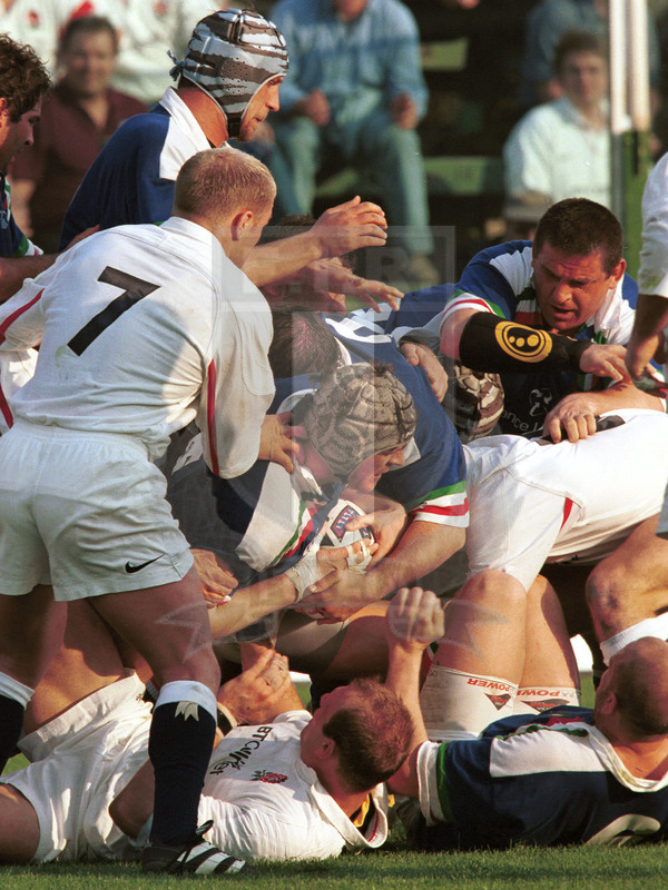 Lloyds TSB Sei Nazioni 2000, Round 4, Roma, stadio Flaminio 18/03/2000, Italia v Inghilterra, Carlo Checchinato imposta una ruck. Andrea Gritti e Massimo Cuttitta aiutano. Foto Daniele Resini/Fotosportit