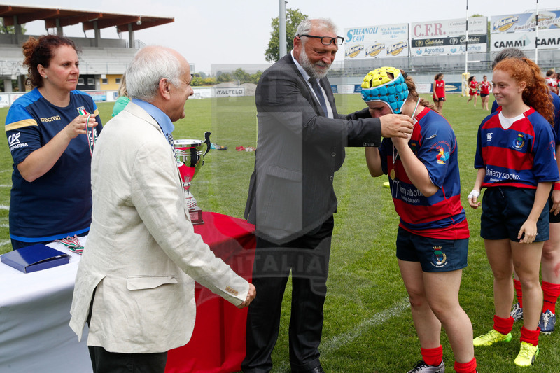 Finali Trofeo Interregionale U16 e Coppa Italia Femminile Seniores Femminile "Trofeo Rebecca Braglia", Calvisano (BS), Pata Stadium, 2-3 Giugno 2018. La capitana del Parabiago riceve la medaglia per il primo posto alla Coppa Italia Seniores Femminile. Foto: Roberto Bregani @ fotosportit