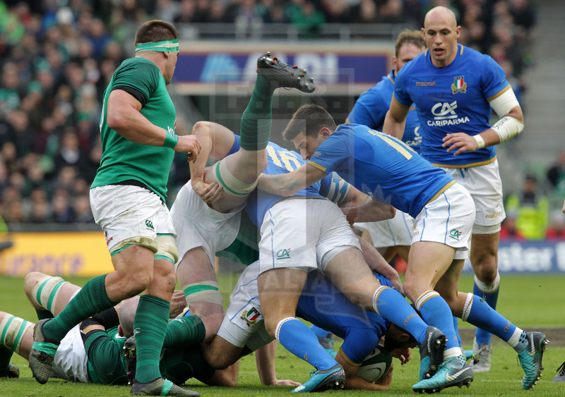 Natwest Sei Nazioni 2018, round 2, Dublino, Aviva Stadium 10/02/2018, Irlanda v Italia, Ghiraldini "pulisce" una ruck. Allan e Parisse sostengono. Foto Daniele Resini/Fotosportit