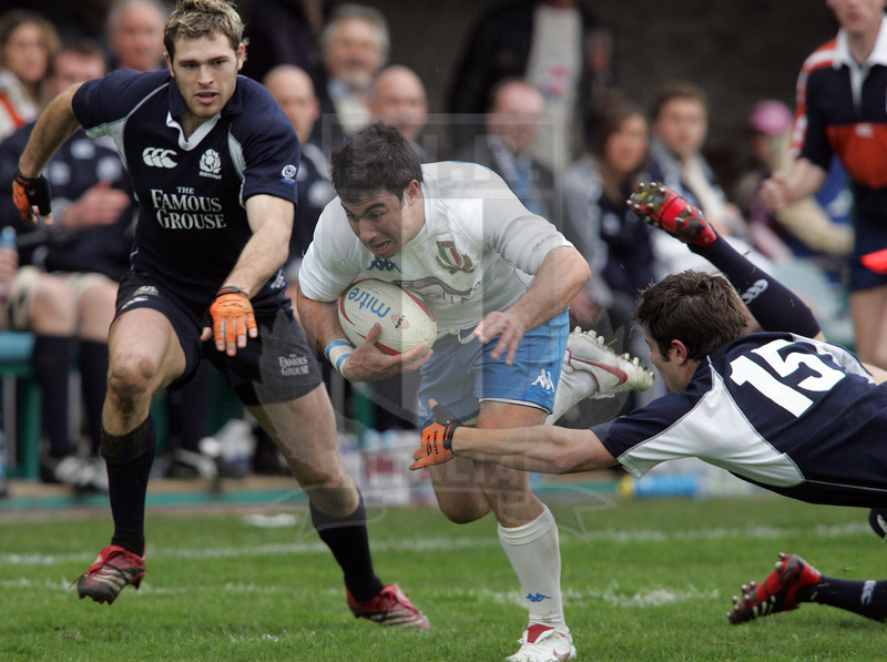 Rbs Sei Nazioni 2006, Roma, stadio Flaminio 18/03/2006, Italia v Scozia, Pablo Canavosio cerca il break su Southwell. Foto Daniele Resini/Fotosportit